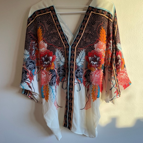 Beautiful blouse with such a unique pattern you are sure to stand out. - Picture 3 of 5